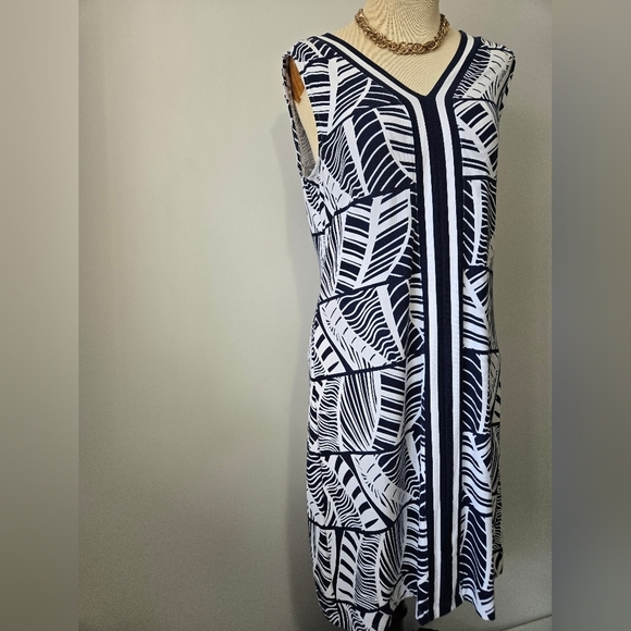 TOMMY BAHAMA Navy and White Stretchy Leaf Print Dress. Size Medium - Picture 2 of 13